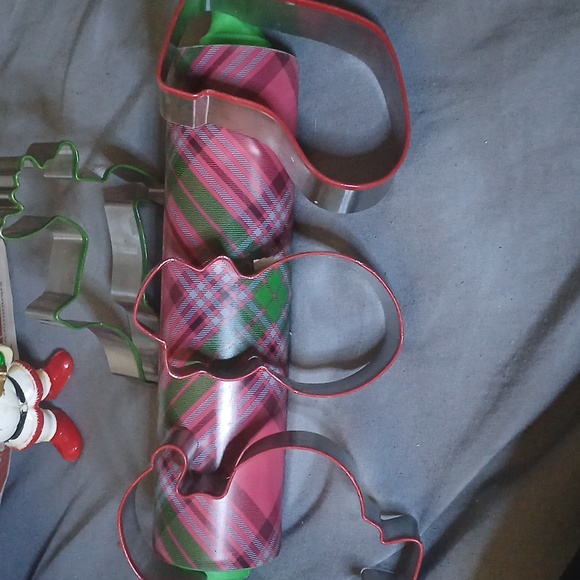 Holiday Bake Set Pin and Cookie Cutters - Picture 2 of 8